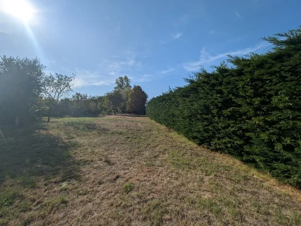 RARE - Terrain constructible, parcelle de 902 m²– arboré et calme, ruisseau en limite de propriété