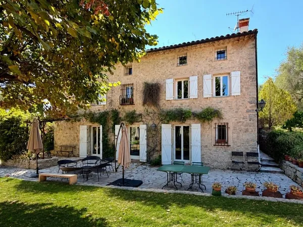 Charmante maison en pierre avec piscine et maison d'amis, à Grasse