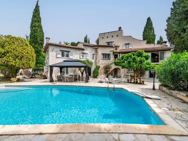 LA ROQUETTES - ELEGANTE PROPRIETE FAMILIALE DE 470 m2