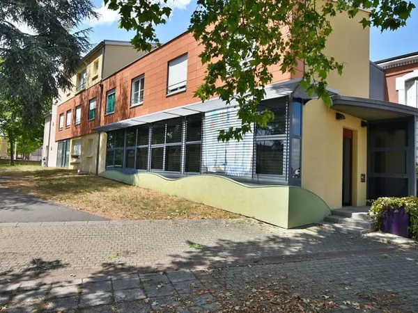 Local professionnel 1 pièce 130 m²