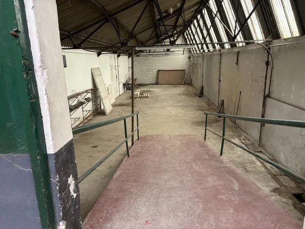 Loue hangar - 130m²