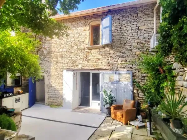 Marguerittes - maison de village atypique de 100m2 avec cour et 2 p2 40 et 45m2