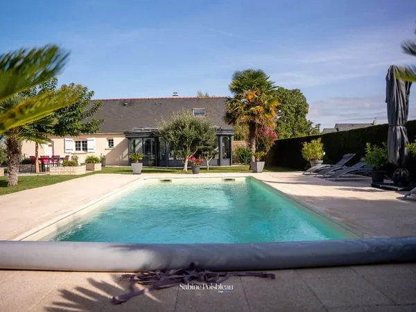 Au Sud de Saumur à 10mn,maison de 132m² - 3 chambres, piscine chauffée jardin clos magnifique de 174