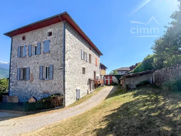 Appartement T4 de 120,16 m² - Entrée indépendante - Terrasse vue Chartreuse - dépendances - stationn