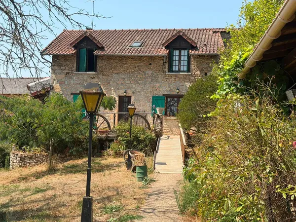 HAUTE-VIENNE ? Belle maison en pierre avec une seconde maison à rénover, grange et vue exceptionnell