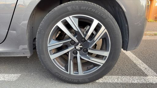 Peugeot 208 1.2 PureTech 100 - Allure – 2022 – 90069 km – Essence – Boîte Manuelle — photo 3