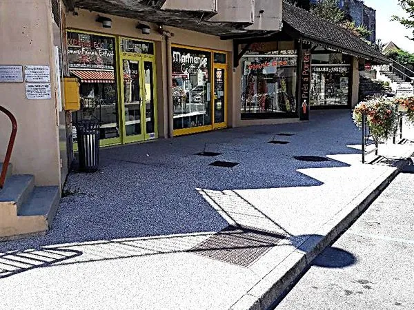 Local commercial hyper centre