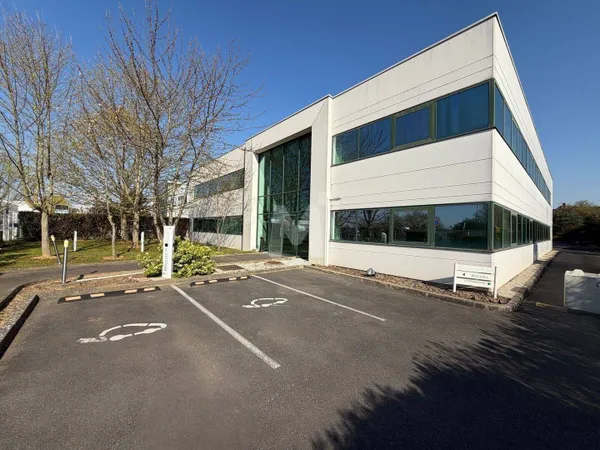 Bureaux 976 m²