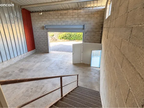 3 locaux vides à louer (chacun 100m2)