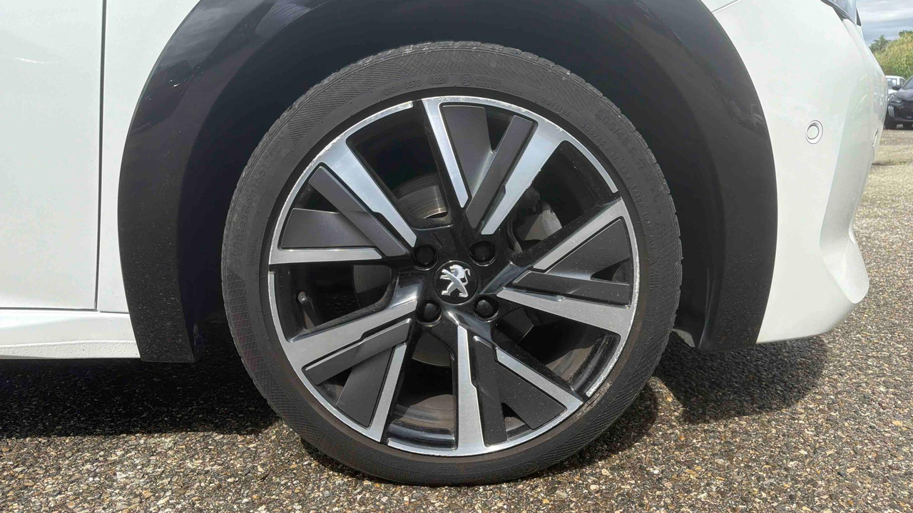 Peugeot 208 PureTech 100 S&amp;S EAT8 — photo 17