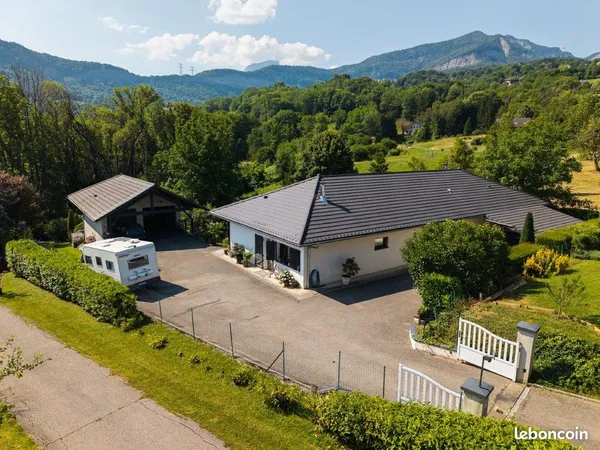 Maison de plain-pied + T2 indépendant: 260m2