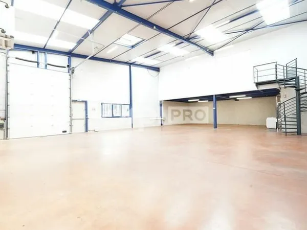 Local d'activité 304 m²