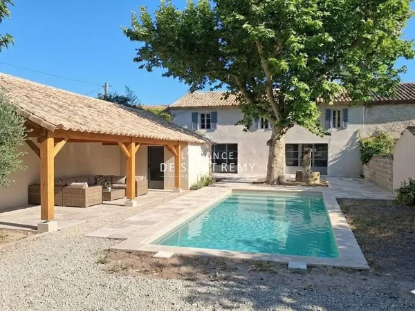 Au pied des Alpilles, dans un charmant hameau au calme, découv