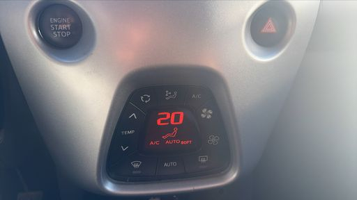 Toyota Aygo 1.0 VVT-i 69 - X-Play – 2015 – 92256 km – Essence – Boîte Manuelle — photo 13