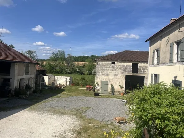 Maison + grandes dependances - 2 hectares de pré -