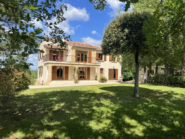 Maison Familiale de 200 m2 6 Pièces avec Terrain d'environ 7000m2 - Rougiers (83170