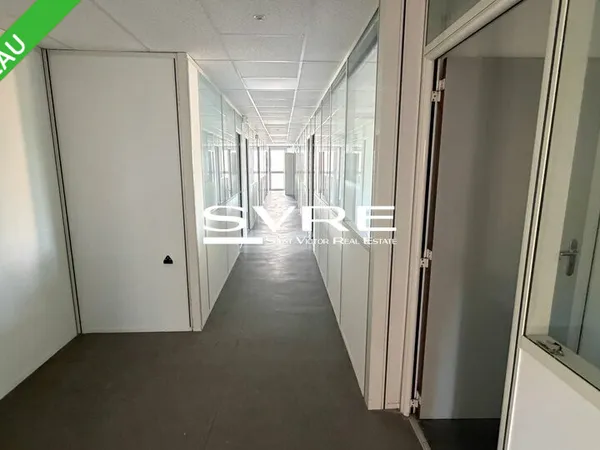 Local professionnel 937 m²