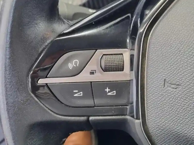 Peugeot 208 e- 136ch allure — photo 10