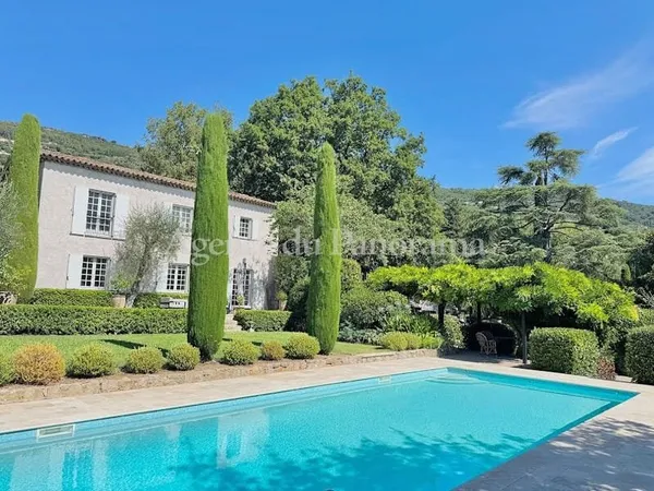 Maison 7 pièces 356 m²