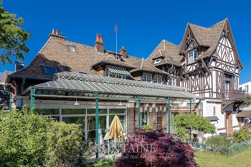 Maison 8 pièces 216 m²