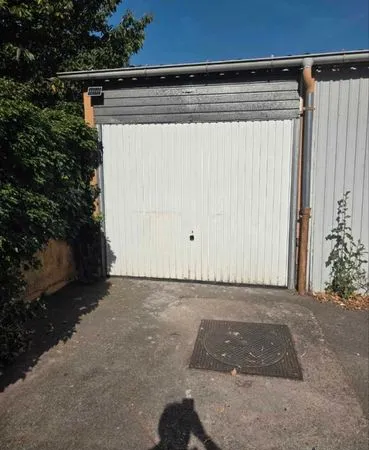 Grand garage