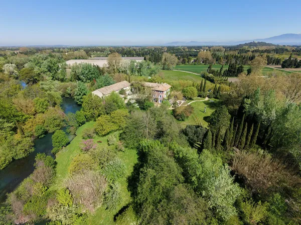 Propriété d'exception à deux pas de L 'Isle sur Sorgue bastide Moulin Dépendances Calme absolu