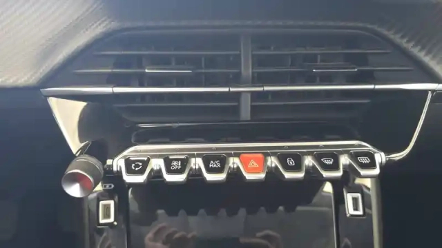 Peugeot 208 puretech 100 s&amp;s bvm6 — photo 28