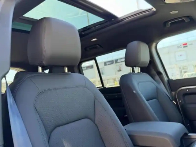 Land Rover Defender 110 2.0 p300e x-dynamic se — photo 14
