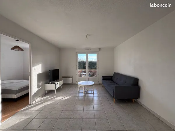À LOUER - T2 MEUBLÉ DE 38 m² AVEC BALCON ET PARKING - BORDÈRES-SUR-L'ÉCHEZ