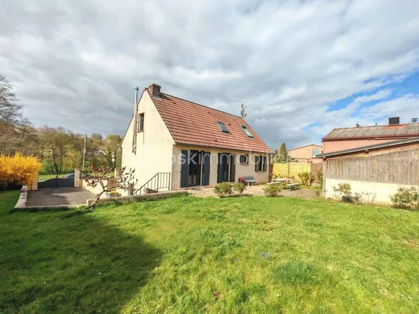 Maison avec sous sol total et jardin