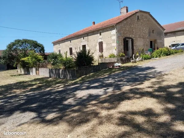 Maison et ses dépendances en pierres