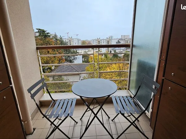 Beau studio au calme avec balcon, parking, cave