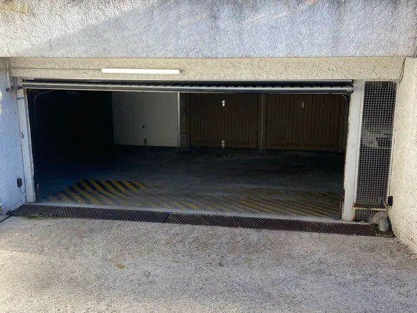 Garage box fermé sécurisé