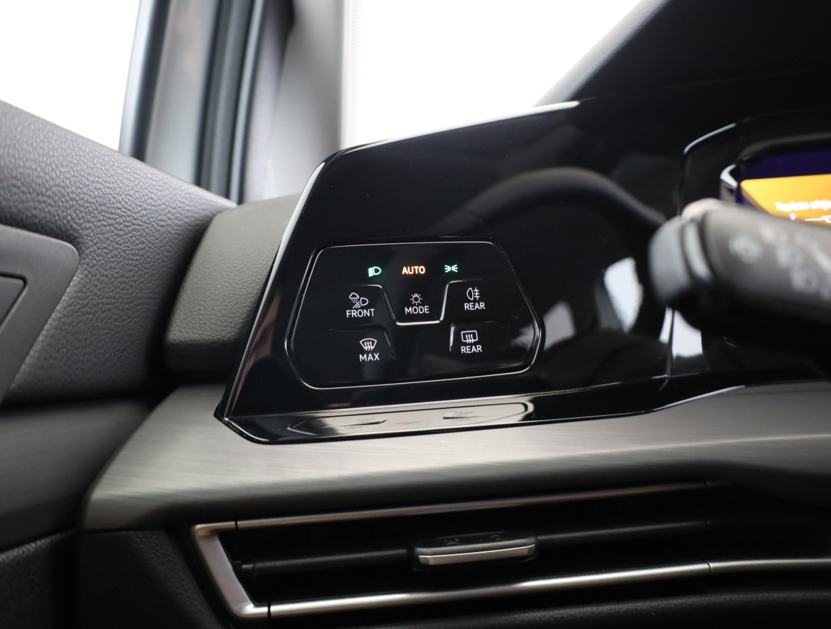 Volkswagen Golf 8 — photo 24