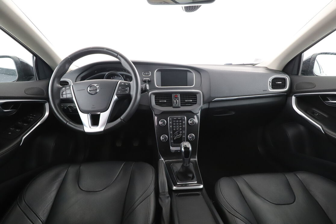 Volvo V40 2.0 T2 Signature Edition — photo 11