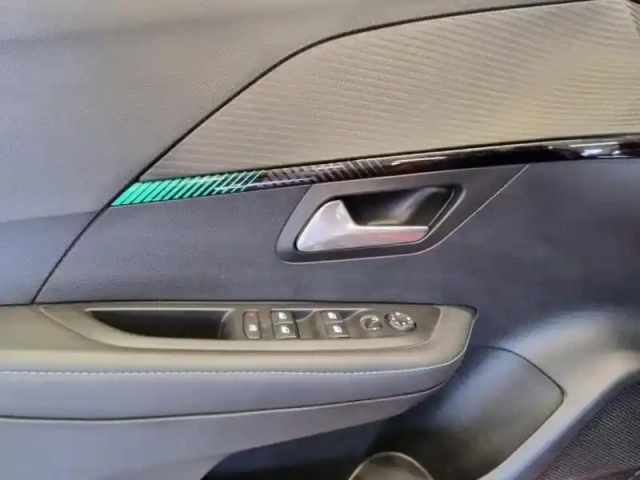 Peugeot 208 e- 136ch allure — photo 8