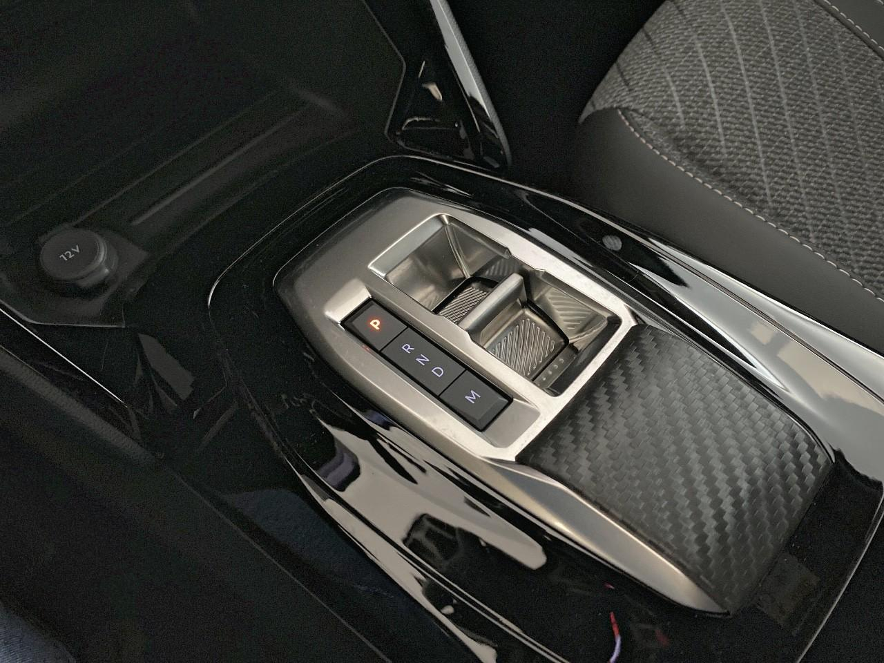 Peugeot 2008 hybrid 145 ch e-dcs6 allure — photo 18