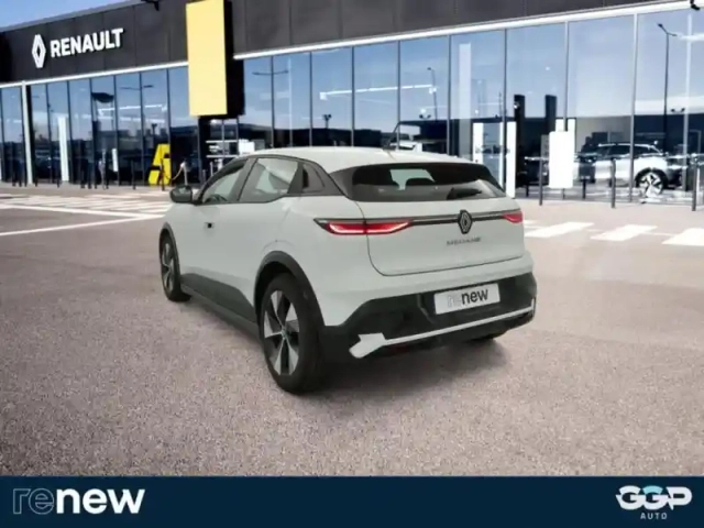 Renault Megane e-tech electric ev40 130ch equilibre standard charge — photo 5