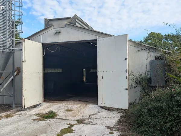 Bâtiment de stockage 540m² / Entrepôt proche Notre Dame des Landes, proche zone Erette Héric