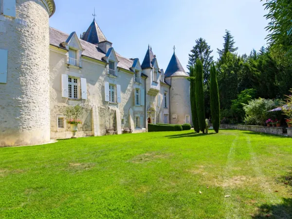 UNE RARE DEMEURE ARISTOCRATIQUE FRANÇAISE AU PATRIMOINE REMARQUA