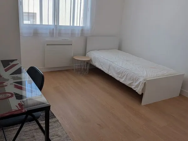 Une chambre meublée, dans une colocation pour étudiantes