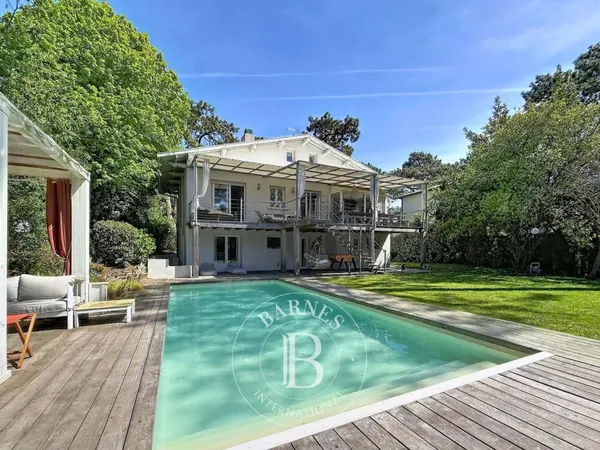 MAISON FAMILIALE BASCO-LANDAISE DE 220 M² AVEC PISCINE ET DÉPENDANCE SITUÉE DANS LE QUARTIER DES ABA