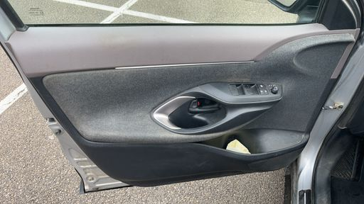 Toyota Yaris Cross 1.5 HSD 116 Hybrid 4WD E-CVT 92 - Collection – 2022 – 89403 km – Hybride essence – Boîte Robotisée — photo 27