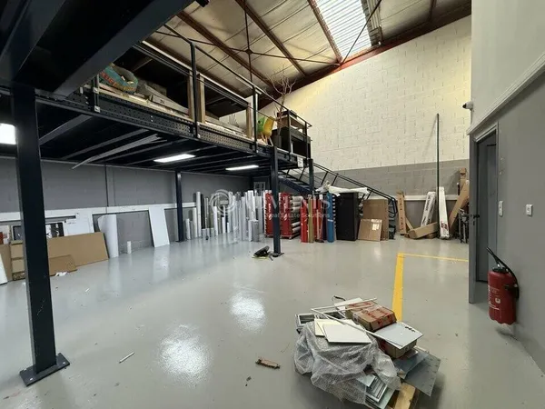 Local d'activité 601 m²