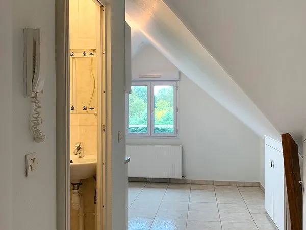 Beau Studio 19 m2 - Cuisine, Salle d'eau - WC et place de parking (loi carrez de 11m2)