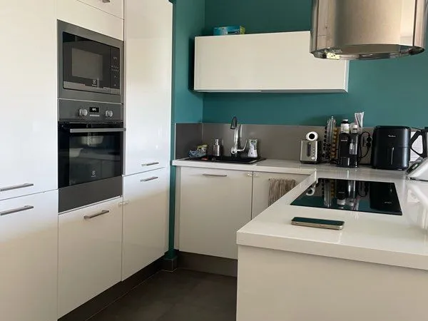 PÉLISSANNE - Appartement meublé T3 avec terrasse et parking privatif