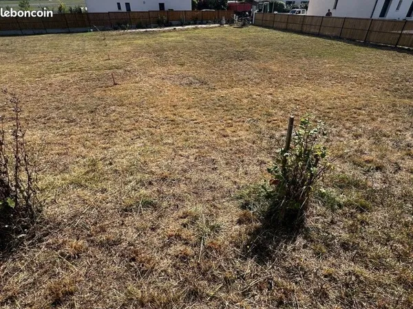 Terrain à bâtir de 912 m² à BREUILLET (17)