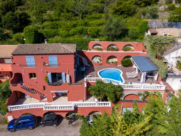 Villa provençale avec terrasses, piscine chauffée et garages