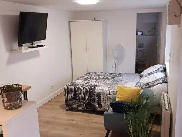Studio, 550 toutes charges comprises