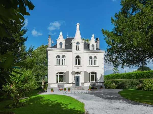 LE PETIT CHÂTEAU -- Une demeure de caractère chargée d'histoi